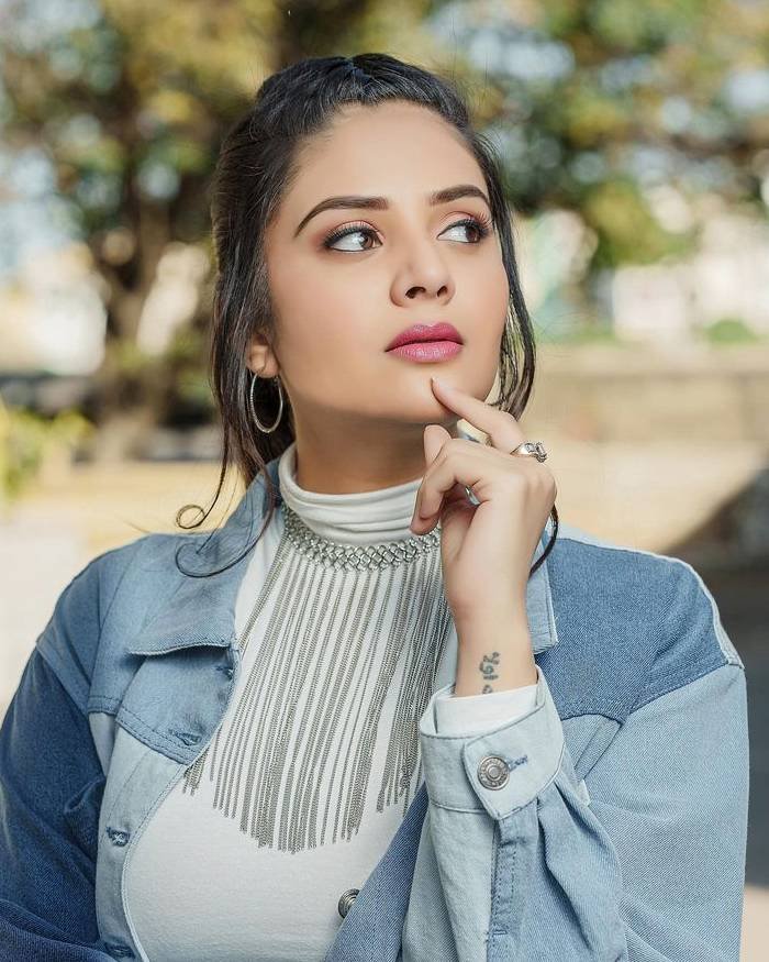 sreemukhi_ teluguvox_19